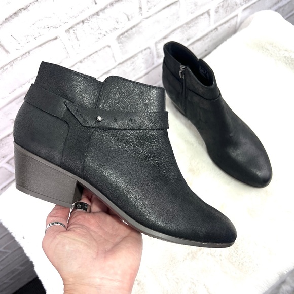 NWT🤩 |•CLARKS•| Boylan Dawn Black Leather Ankle Boots Size 9 - Picture 1 of 10